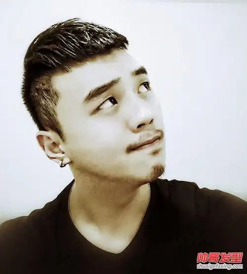 脸大的男生适合把两边剪短么 微博帅哥莫西干短发照片