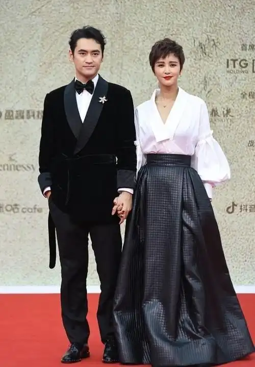 张歆艺一身黑白装好有气场和老公袁弘站一起也没弱太高贵了