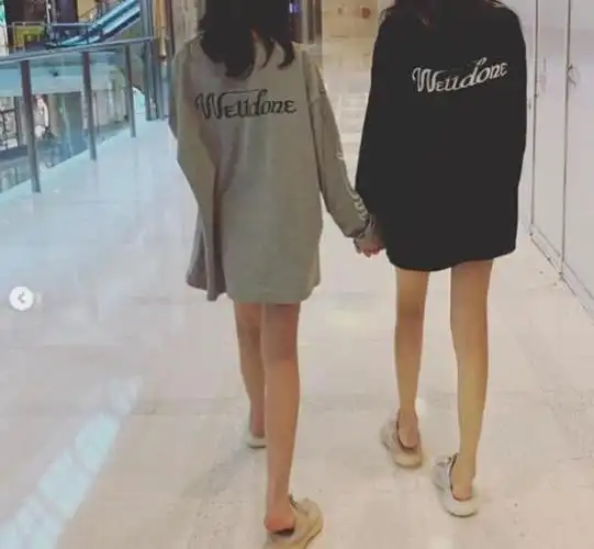 李嫣与闺蜜手牵手外出逛街,背影照靓丽十足.