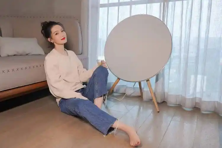 李沁穿毛衣配牛仔裤居家随拍,温婉随性,慵懒甜美