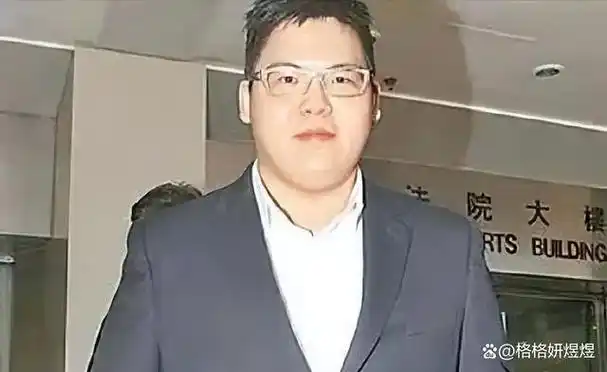 "香港教父"向华强:助李连杰帮刘德华,遭崩牙驹百人围攻险丧命