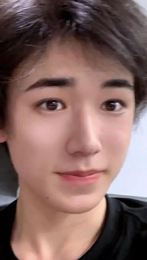 宋亚轩的怼脸瞬间照片无水印