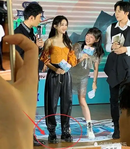 赵丽颖真实身高到底多少站在158李浩菲旁边鞋跟暴露了