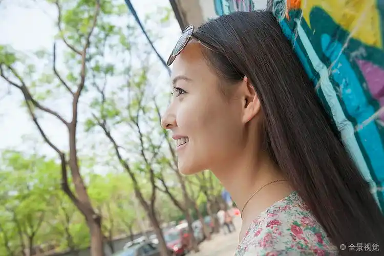 女人_倚靠_墙壁_遮盖_涂鸦_侧面视角_微笑_美女_墨镜_高清图片_全景