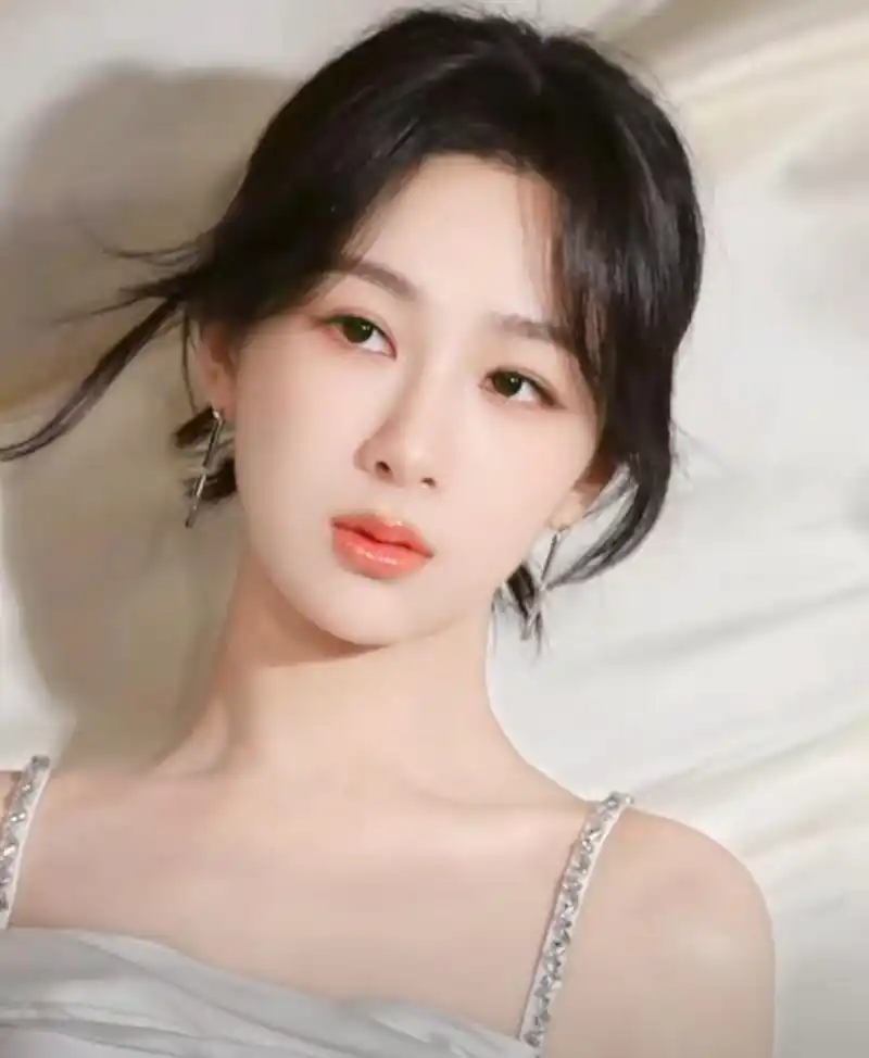 八字刘海修饰脸型显气质,白色珠光礼服衬托白皙肤色,杨紫在镜头前自带