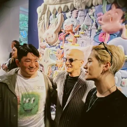 王嘉尔巴黎好友合影