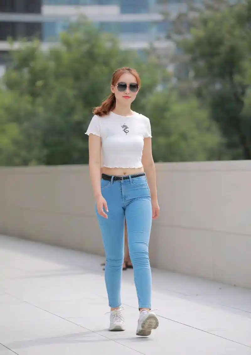白色上衣,搭配紧身牛仔裤 运动鞋,修身显瘦又洋气