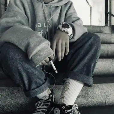 怀抱留给意中人颓废伤感的男生头像个性精选