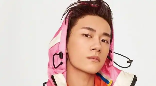 易烊千玺超潮帅气的面容搭配震撼的服装不可多得