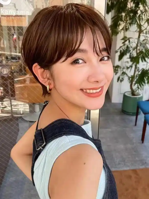 今年流行露耳纹理烫,让短发洋气显脸小