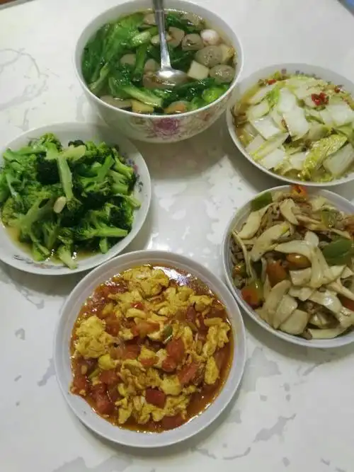 今天我掌勺给全家准备了四菜一汤