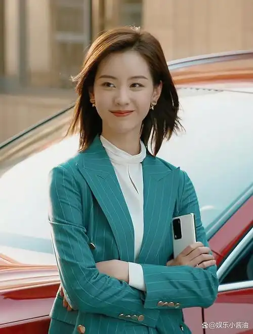 《我们的当打之年》细数陈都灵剧中穿过的衣服,短发西装好有气质