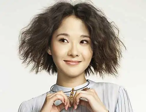 不过要出来这样的效果打理也非常重要,适量用定型产品会让你的锡纸烫