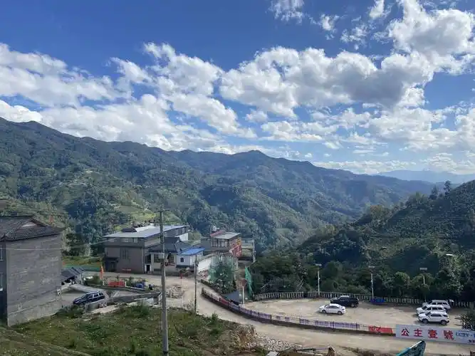 冰岛古茶树村寨搬迁遇堵:16户村民不愿搬,翻建房被定违建_老寨