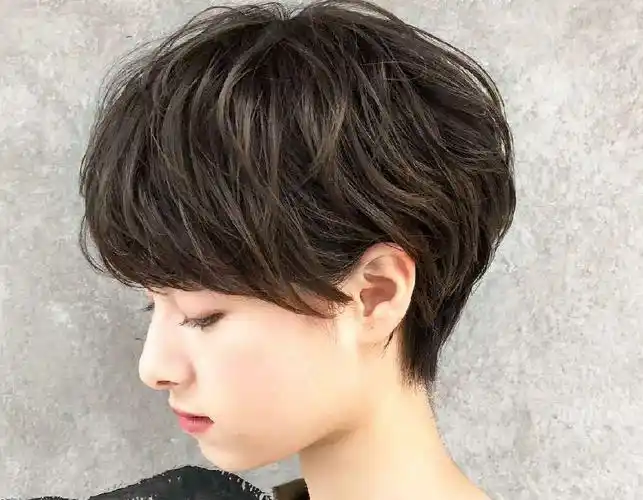 这样从正面来看,发型和脸的比例就接近五五分,脸型就会显小,再加上发