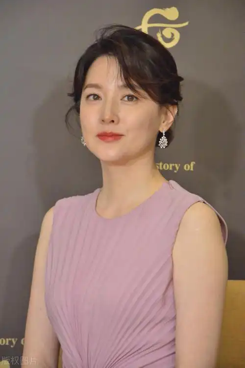 李英爱女人味十足近照消瘦不少了