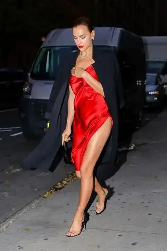 女星伊莉娜·莎伊克现身纽约街头,她有一种特别的魅力