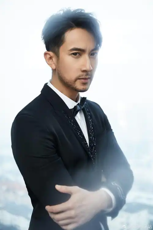 吴尊全新造型亮相蓄起胡须显硬朗成熟