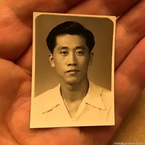 60年代照片三七开头发美男子