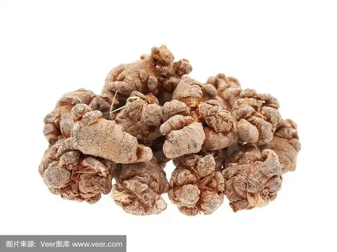 在白色背景上分离的三七.