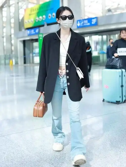 徐璐身穿黑色西装,牛仔微喇裤,墨镜时髦帅气!_高清图集_新浪网