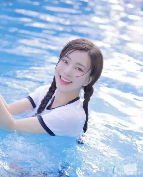 女孩穿着衣服游泳,前凸后翘的身材,在水里一览无余