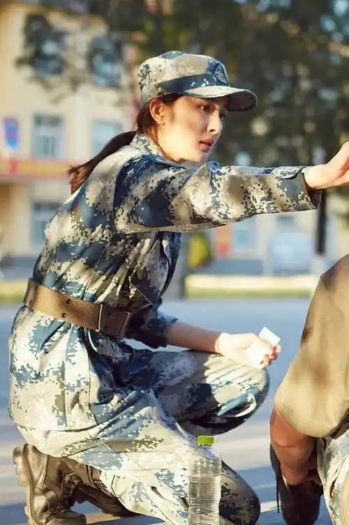 《真正男子汉》里面的杨幂,素颜状态真的好漂亮!_女孩子_自然_清透