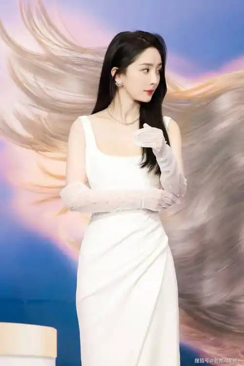 出场太美了,杨幂黑长直白裙手套,优雅名媛仙气满满_气质_演技_美貌