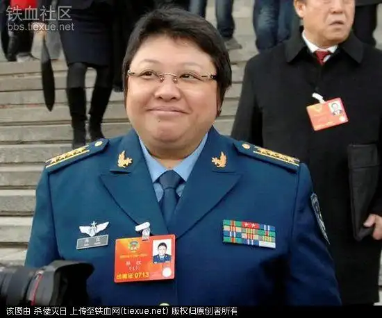 韩红晒军装照泪别部队:虽离开但爱你一生