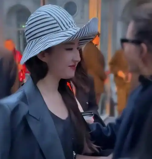 蹭咖位,无修图,明星里子面子全照出来_刘亦菲_王一博_状态