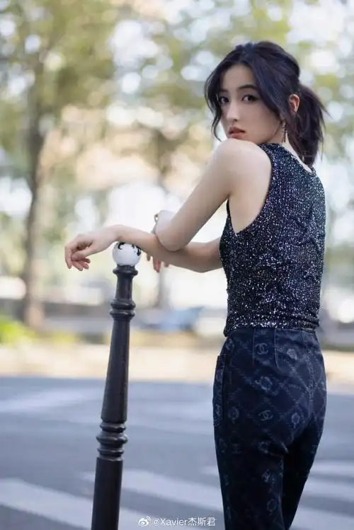 新大使张子枫将亮相今晚的香奈儿24春夏秀现场,妹妹那股慵懒时髦又有