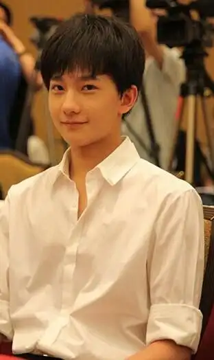 杨洋童年旧照曝光从小帅到大 堪称现实版肖奈