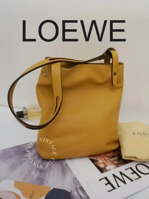 loewe包的皮质和做工不需要多介绍了,这只琥珀黄的软皮单肩小托特可以