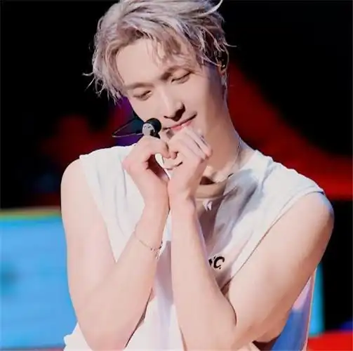 男星比心手势,王一博简单,张艺兴可爱,看到他:赵露思教的?