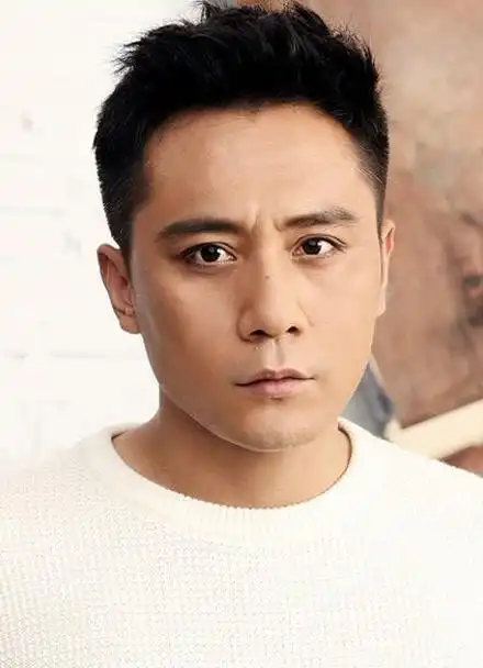 02演员刘烨曝光了一组身穿白色毛衣的文艺写真-照片中刘烨或沉思状