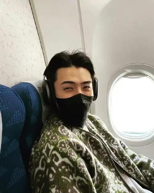 吴世勋日光飞行随拍##吴世勋口罩随拍照