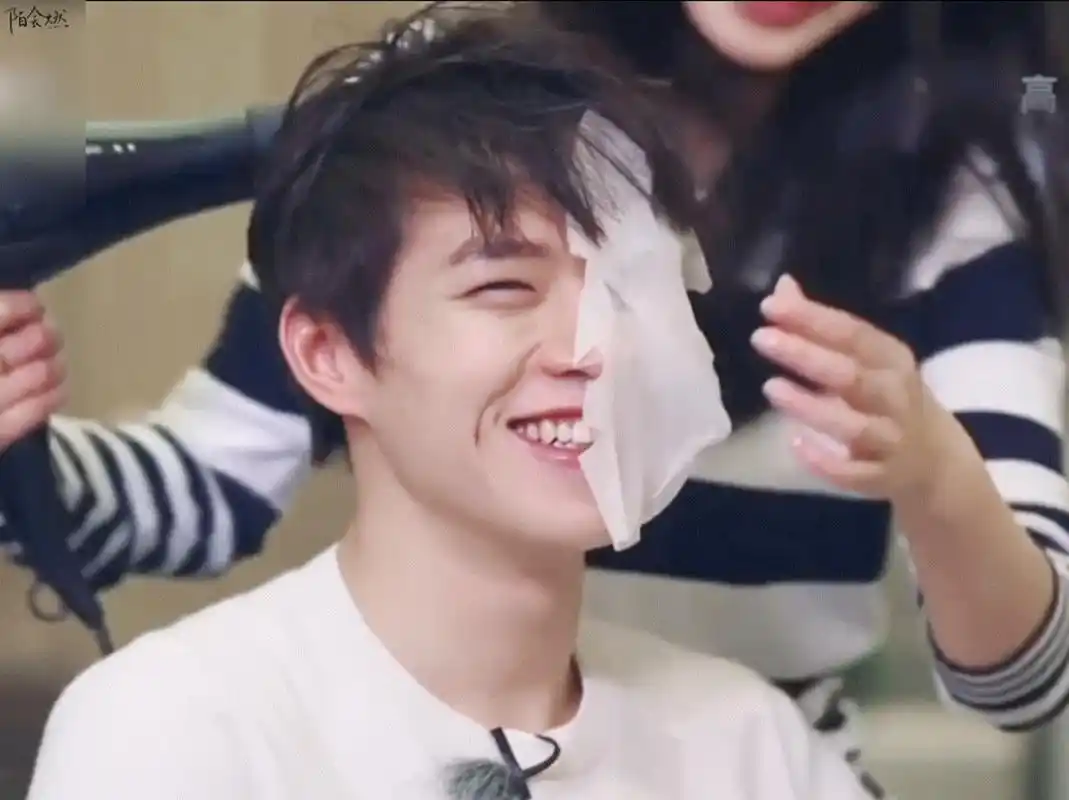 魏大勋确实笑起来很甜