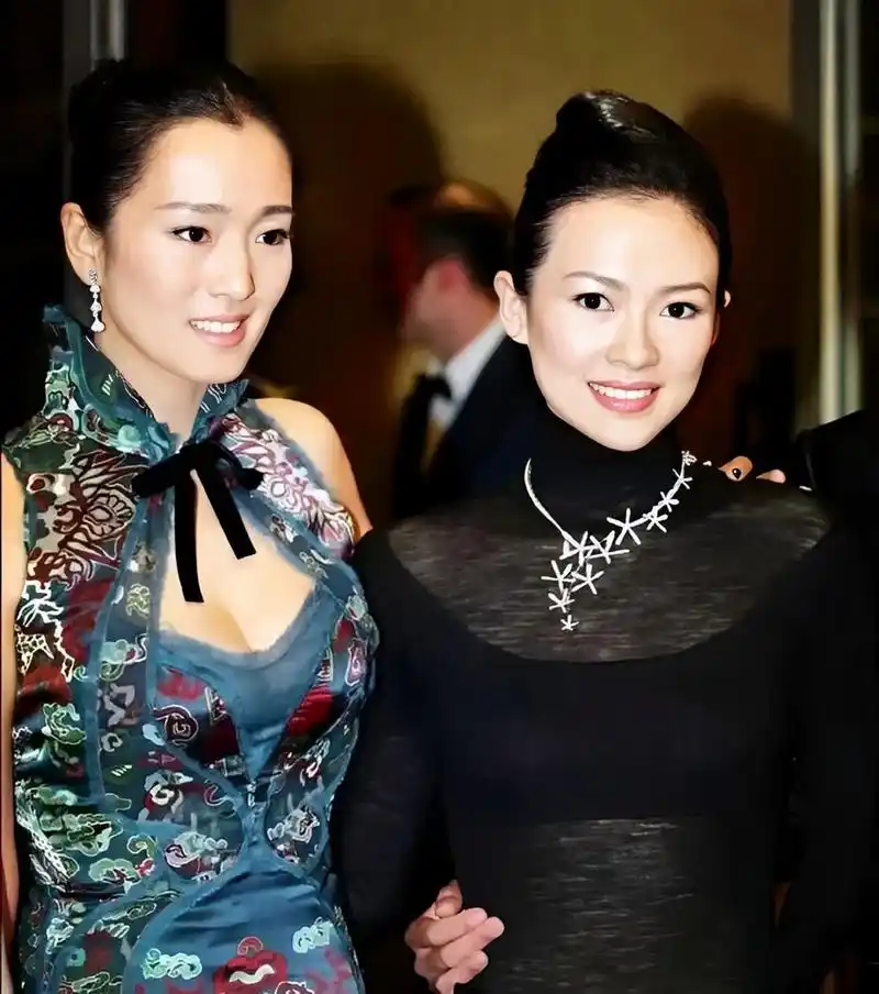 早期的巩俐和章子怡罕见的同框,巩俐穿着色彩鲜艳的礼服,章子怡一身