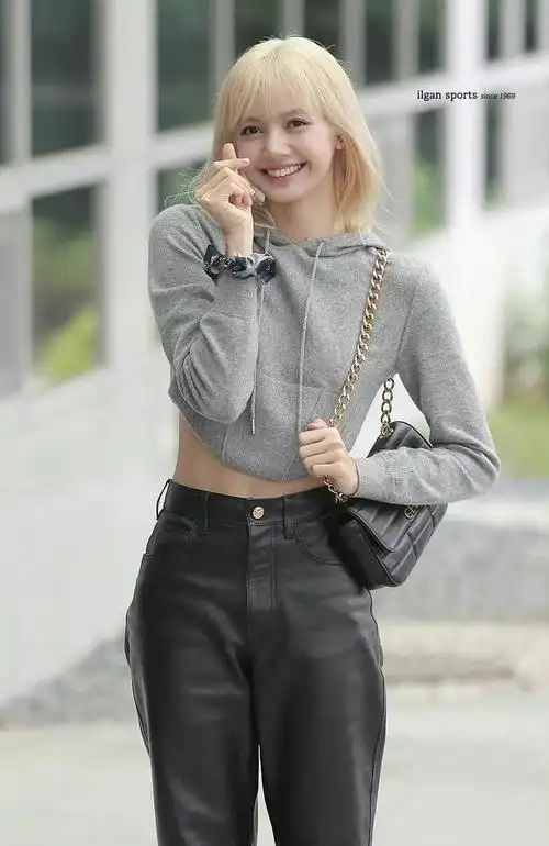 lisa巴黎时装周看展机场出发图黑色露腰装搭配黑色皮裤又甜又酷