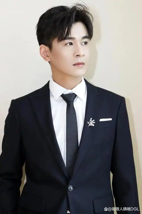 毕业后,乔振宇顺利加入中央国家级歌舞团,成为一名职业舞蹈演员.