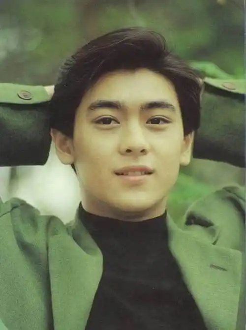 1992年,年仅17岁的林志颖推出自己的首张个人专辑,一首《十七岁的雨季