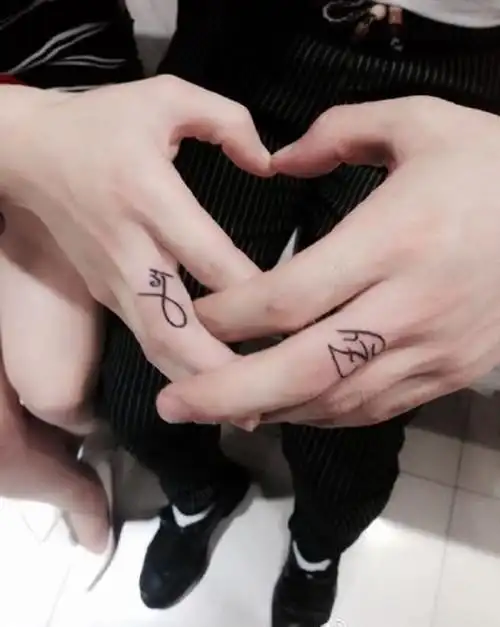 执手一生的美好誓言情侣手指纹身