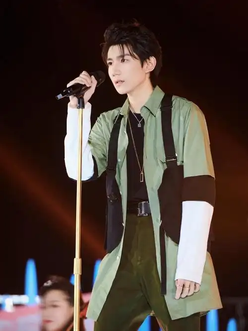 小鲜肉王源高冷帅气演出舞台照