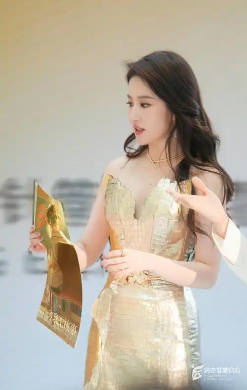 刘亦菲把黄玫瑰穿身上了##刘亦菲海南plog