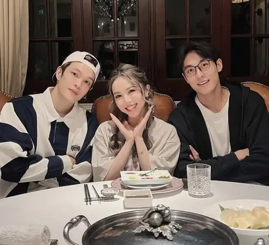 邓紫棋罕见秀恩爱,合影时靠向富二代男友,托腮卖萌幸福甜笑