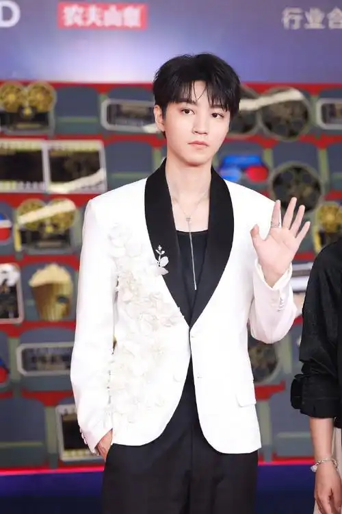 王俊凯 白色西装小王子##微博电影之夜红毯##微博电影之夜