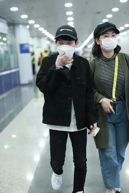 周深低调走机场,黑色夹克配牛仔裤潇洒有型,矮个男生就该这么穿