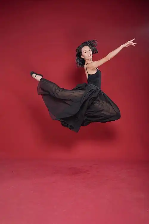 黑色舞裙服现代舞蹈跳舞人物摄影图片