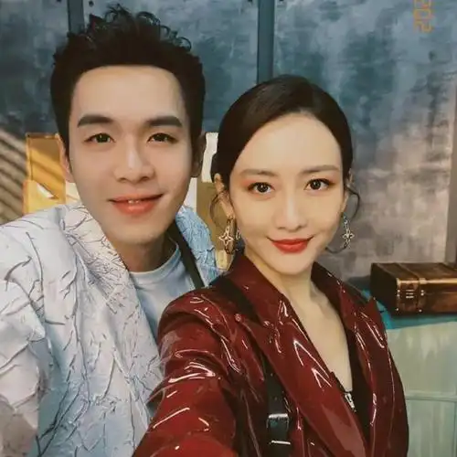 王一博未来老婆赵丽颖(幸福到万家王一博妈妈探班赵丽颖)-天晟网