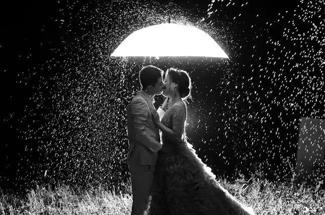 雨中为你撑伞的那个他